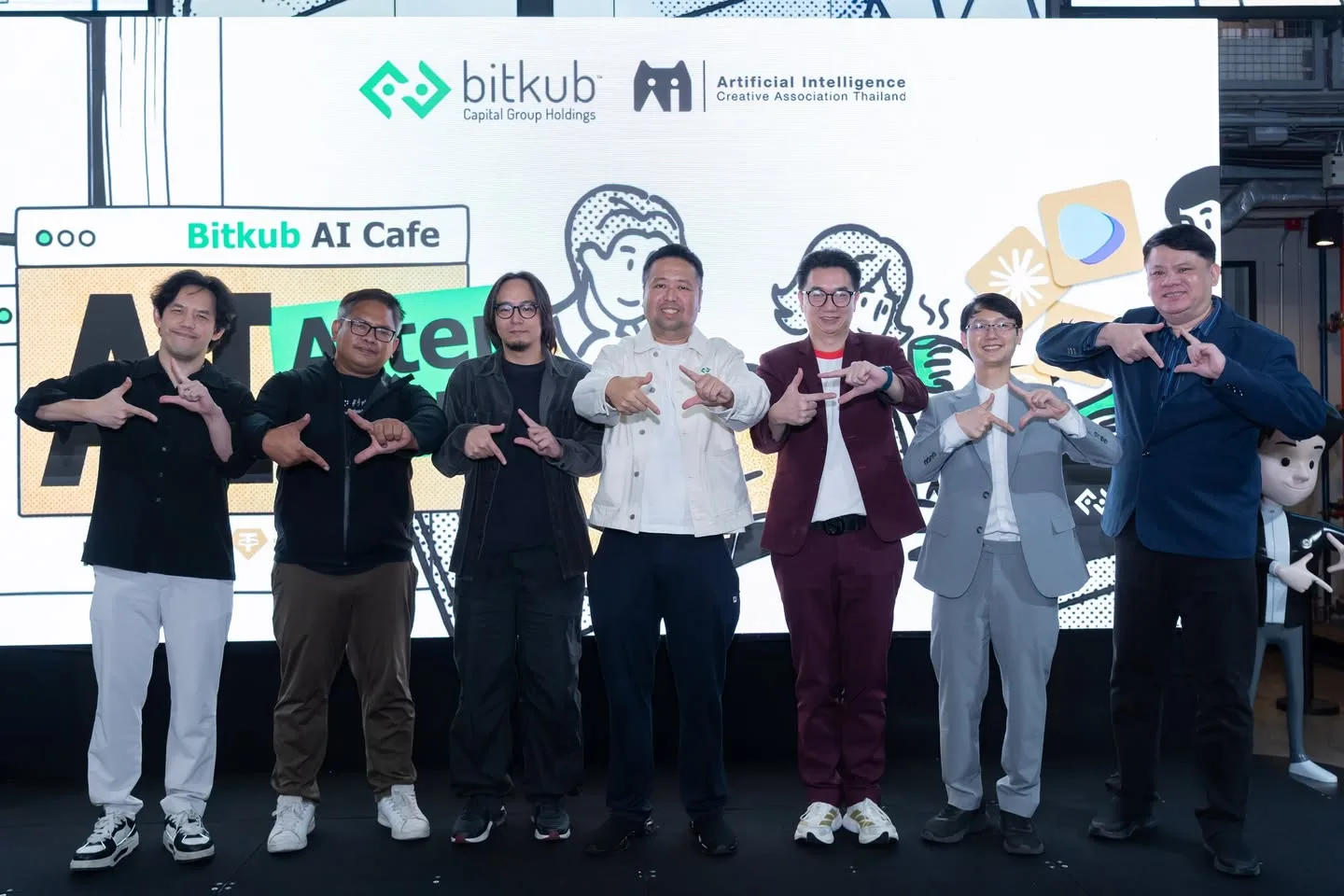 วิทยากรร่วมถ่ายภาพบนเวทีงาน AI After Work