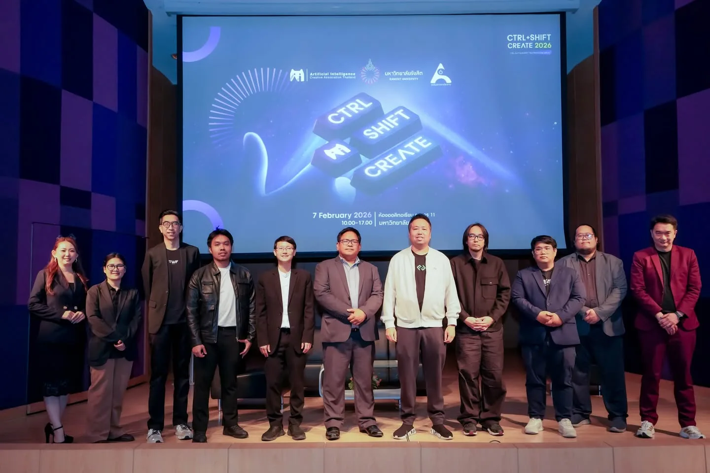 วิทยากรและทีมงานร่วมถ่ายภาพบนเวทีงาน CTRL + SHIFT CREATE 2026